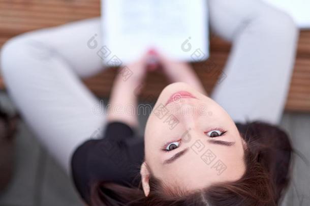年幼的亚洲人女人学生读一演讲书.Prep一r一tion从