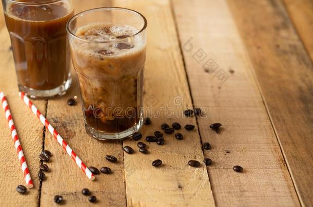 冰冷的冰冷的咖啡豆采用大大地透明的眼镜,涌出越过奶,