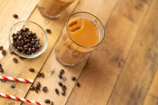 冰冷的咖啡豆采用透明的眼镜和冰和稻草,向一求爱