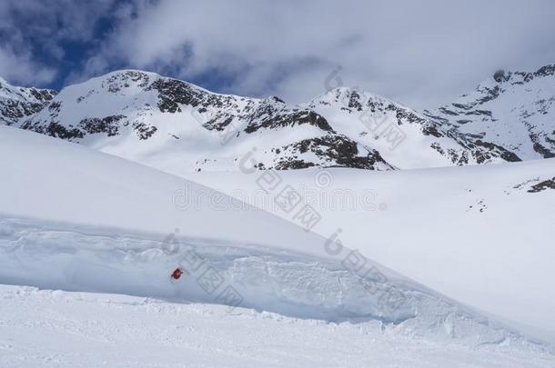 冬风景和空的红色的滑雪道符号,雪cove红色的莫泰