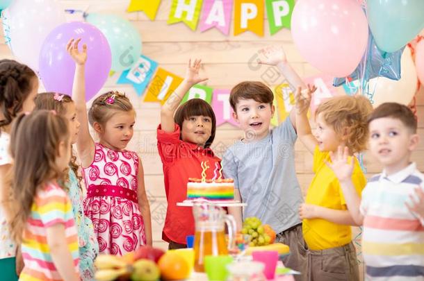组关于3-5老年的孩子们庆祝生日社交聚会快乐地