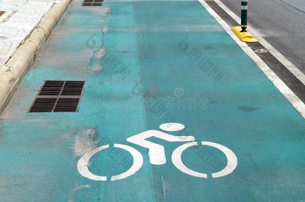 交通符号关于自行车小路,关在上面白色的骑自行车的人图解的象征