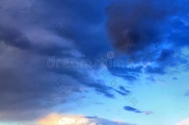 令人晕倒的富有色彩的日落天全景画展映美丽的云FaroeIslands法罗群岛
