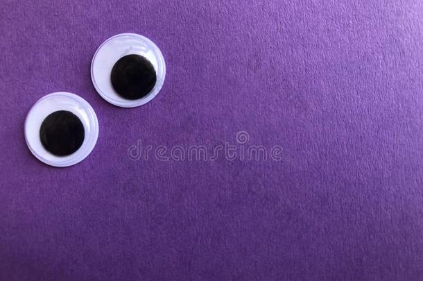 曲线球眼睛向紫色的背景和复制品空间