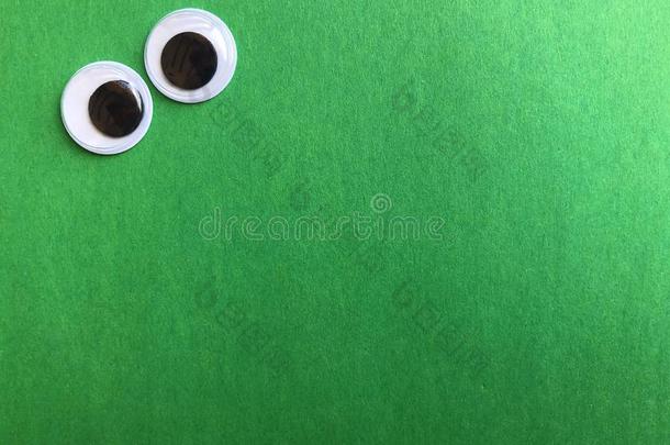 曲线球眼睛向绿色的背景和复制品空间