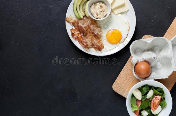 生酮的食物:卵,鳄梨,经济学<strong>学士</strong>,黄油,沙拉