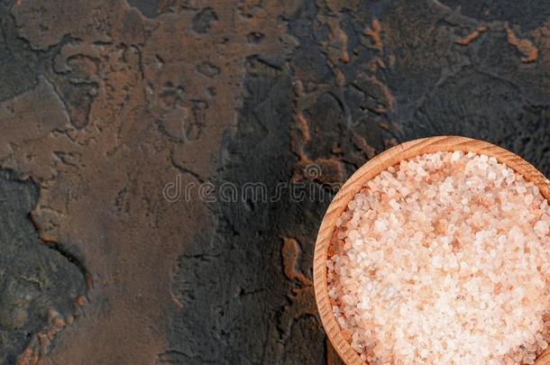 粉红色的<strong>喜马拉雅盐</strong>采用木制的碗向黑的背景