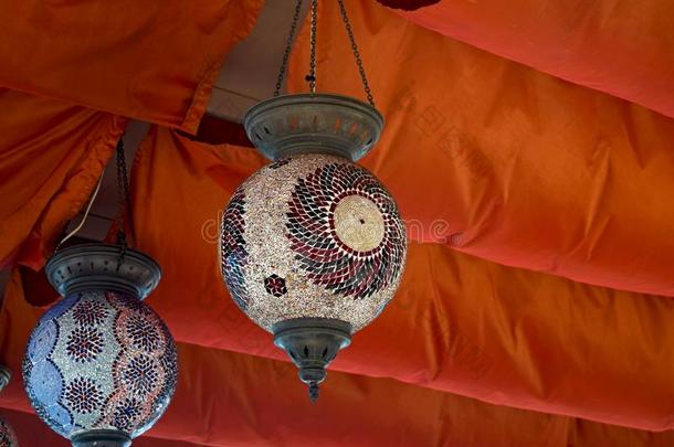 传统的东方的颜色鲜艳的灯灯笼.阿拉伯的灯.