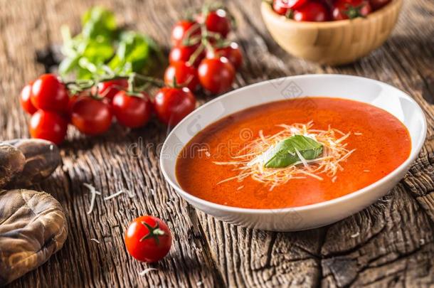 热的番茄汤帕尔马干酪奶酪和罗勒属植物离开向老的overalllengt整体长度表