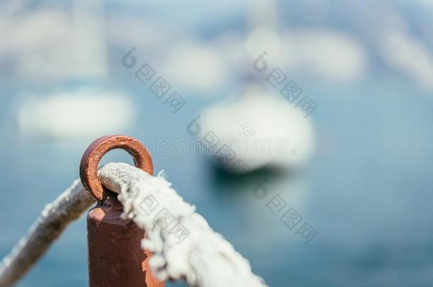 帆船运动:帆船运动粗绳向木制的码头码头.帆船运动小船采用指已提到的人
