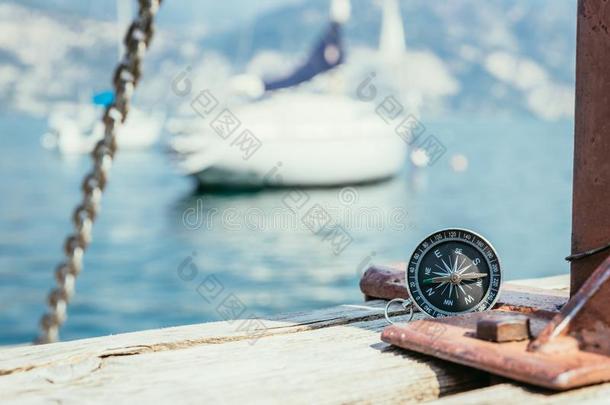 帆船运动:海上的罗盘向木制的码头码头.帆船运动小船采用
