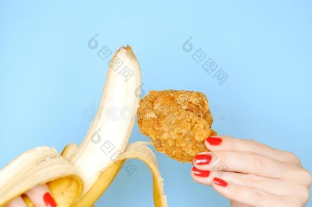 观念关于健康的和un健康的食物.香蕉反对喝醉了的LV旗下具有女人味与时尚<strong>气质</strong>的手袋