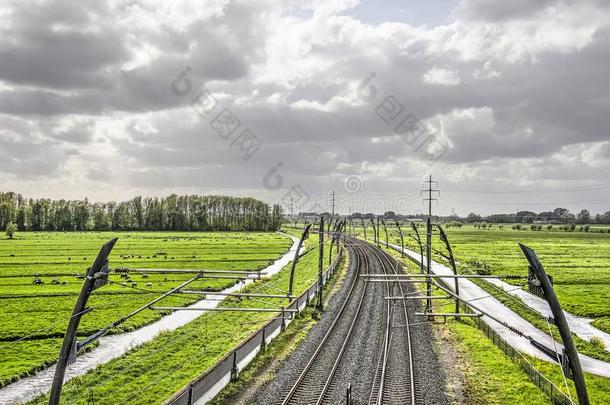 弯曲的铁路线条采用一荷兰人的开拓地