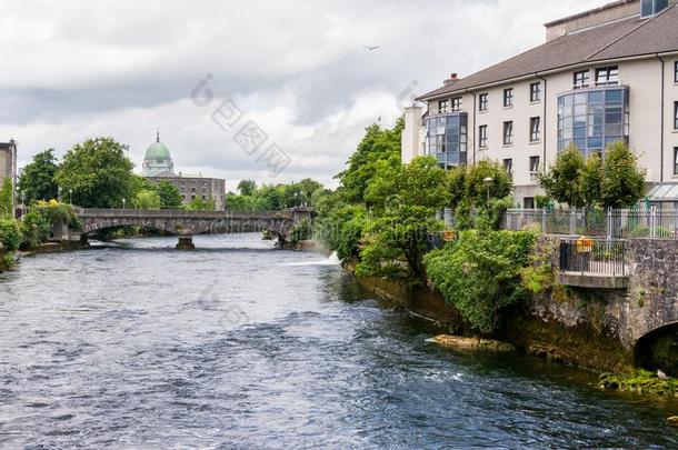 地貌和地貌关于爱尔兰.高尔韦城市和排骨河