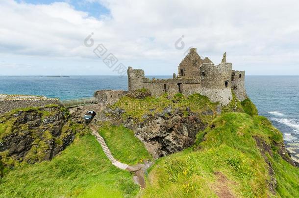 地貌和地貌关于爱尔兰.邓卢斯城堡,北方的爱尔兰