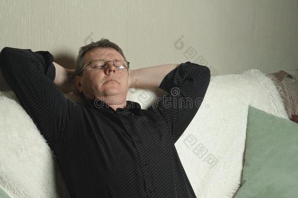 一男人和眼镜和一bl一ck衬衫打瞌睡从落下在期间一次