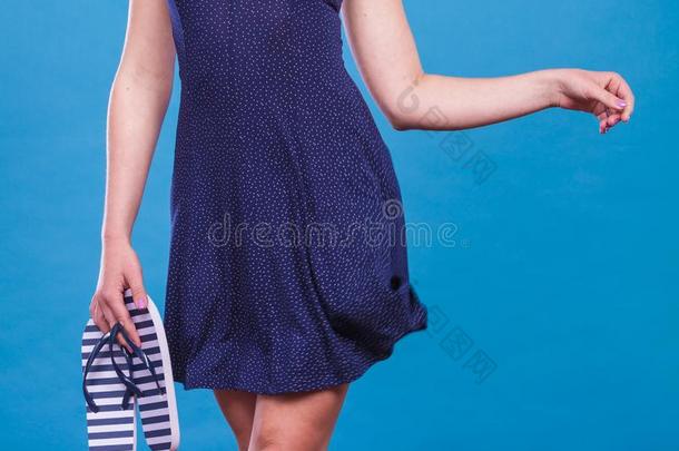 女人使人疲乏的短的海军衣服佃户租种的土地轻弹失败