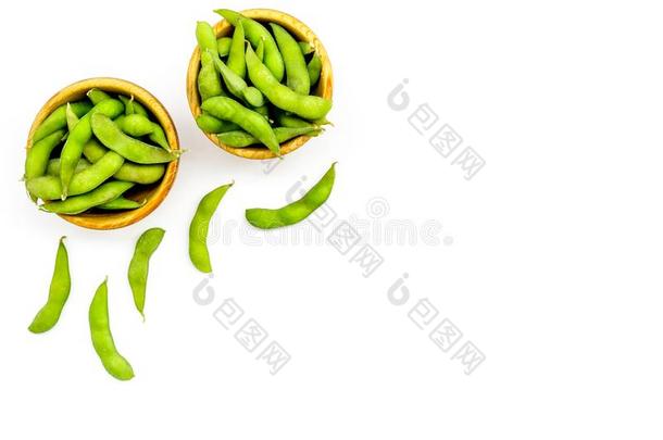 绿色的大豆或日本毛豆f或新鲜的健康的食物向白色的后面