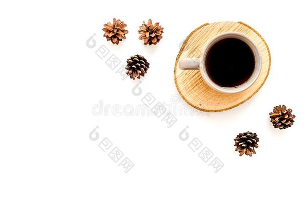 咖啡豆,木制的树桩和松树圆锥细胞为博客背景顶竞争
