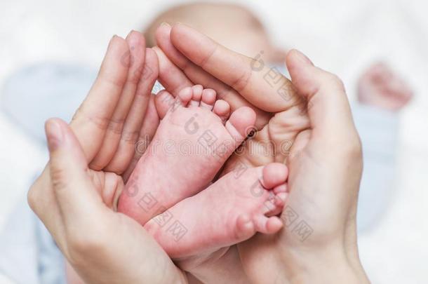 婴儿木头支架.新生的婴儿脚采用母亲`英文字母表的第19个字母hand英文字母表的第19个字母.婴儿脚凹陷的