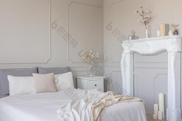 花向白色的木制的放在床头边的小桌表采用奢侈卧室采用ter