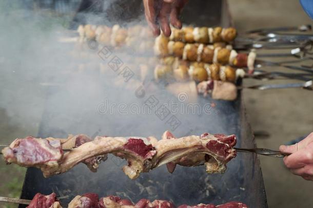 准备关于希什河烤腌羊肉串,关-在上面.烤的希什河烤腌羊肉串