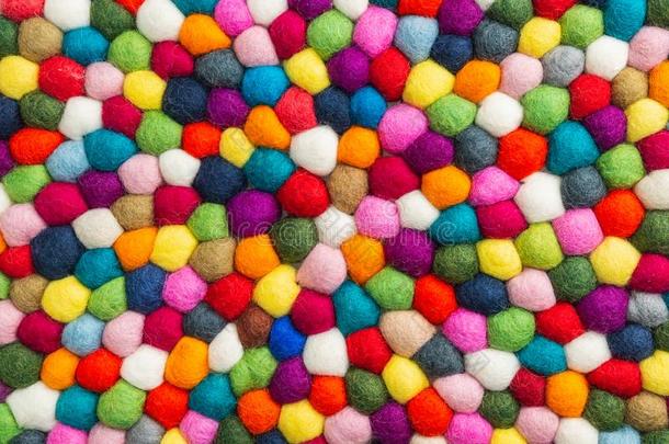 多彩的毛毡球小块地毯详述