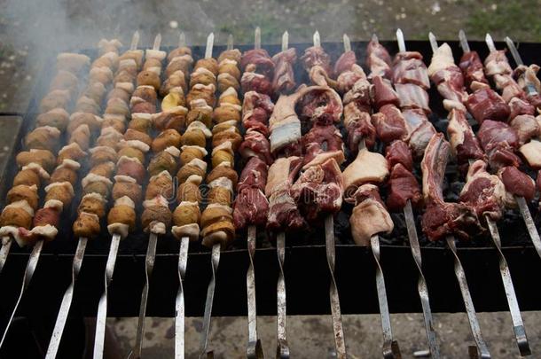 准备关于希什河烤腌羊肉串向串肉扦,关-在上面.barbecue吃烤烧肉的野餐烧烤和