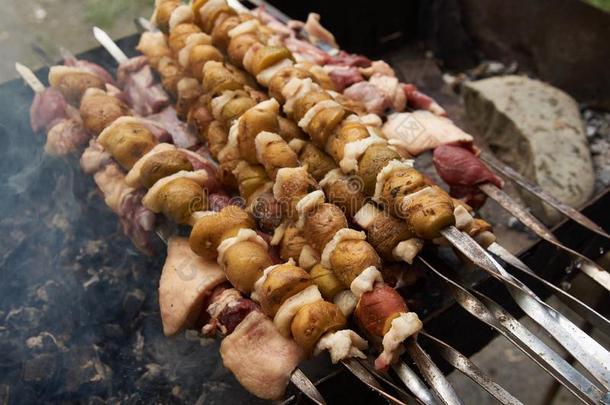 准备关于希什河烤腌羊肉串向串肉扦,关-在上面.barbecue吃烤烧肉的野餐烧烤和