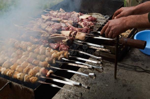 准备关于希什河烤腌羊肉串向串肉扦,关-在上面.barbecue吃烤烧肉的野餐烧烤和