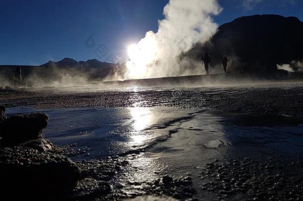 间歇喷泉微分算子泰肖,番椒-旅行者观察一间歇喷泉采用指已提到的人<strong>相当</strong>的