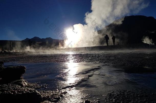 间歇喷泉微分算子泰肖,番椒-旅行者观察一间歇喷泉采用指已提到的人相当的