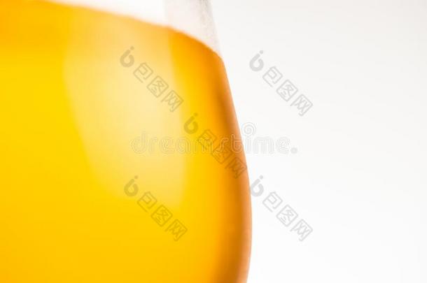 玻璃关于啤酒向白色的背景