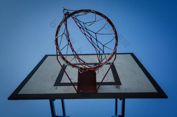 篮球篮向蓝色天背景.篮球篮和