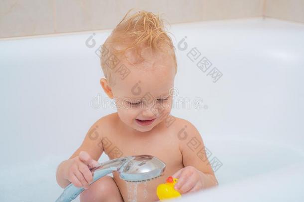 美丽的小的男孩所有泡沐浴.沐浴玩具鸭子.肖像