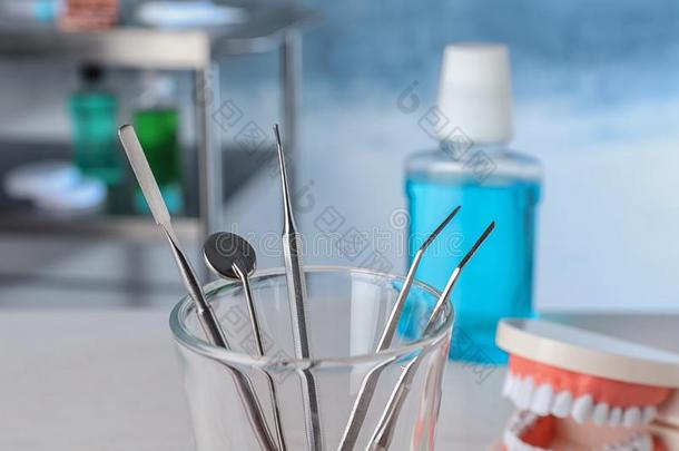 玻璃和不同的牙科医生工具采用实验室