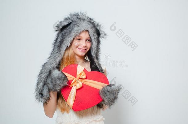 小的女孩穿着冬帽子围巾.冬时尚趋势为小孩