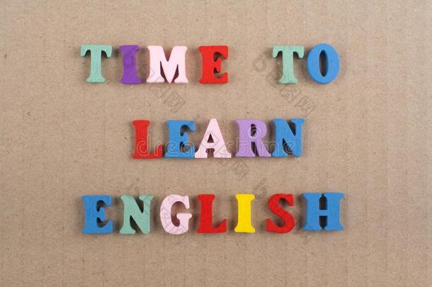 时间向学习英语单词向纸背景镇静的从关口
