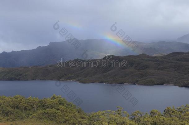 彩虹越过湖小贩塔斯马尼亚