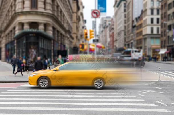 运动污迹关于黄色的出租车出租车<strong>超速</strong>行驶通过一横断