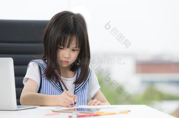 亚洲人女孩绘画认真地