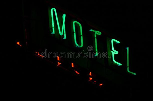 汽车旅馆广告镶板和红色的和绿色的氖文学照明