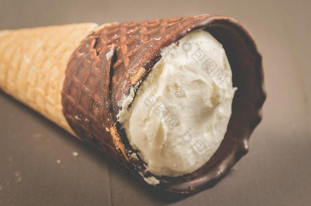冰乳霜和圆锥体采用巧克力/冰乳霜和圆锥体采用浓情巧克力