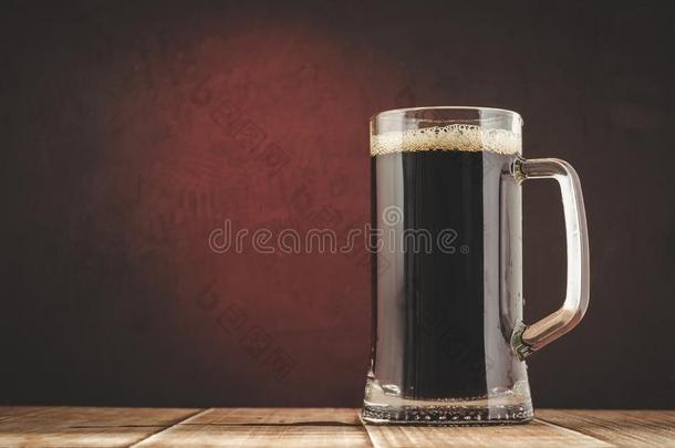 马克杯满的关于啤酒向一红色的光b一ckground/马克杯满的关于啤酒向一