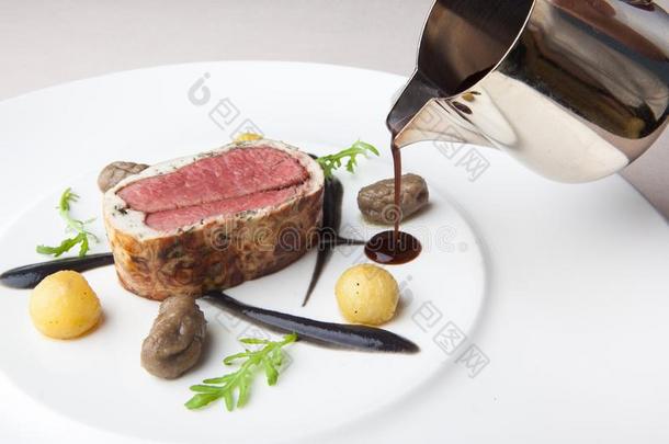 法国菜单向白色的盘,烤牛肉