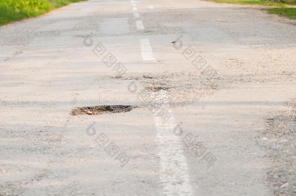 洞向指已提到的人路.危险的壶穴采用指已提到的人沥青公路.外