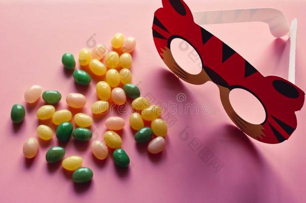 甜的结晶糖散射向指已提到的人粉红色的背景和孩子们`英文字母表的第19个字母