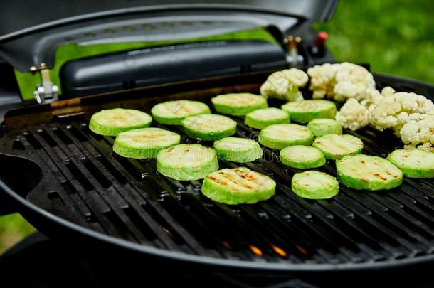 烤的夏季产南瓜之一种蔬菜向巨大的气体烧烤
