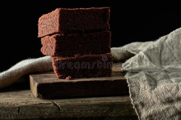 垛关于烘烤制作的正<strong>方形</strong>一件关于巧克力核仁巧克力饼<strong>蛋糕</strong>