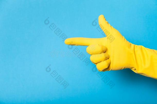 手采用干净的黄色的手套,浴室.复制品空间为文本